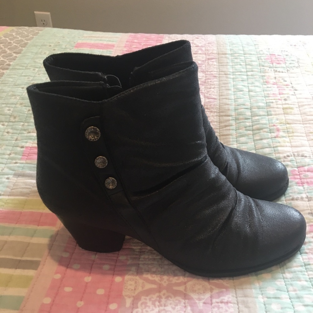 Black Baretraps Heeled Ankle Booties Boots